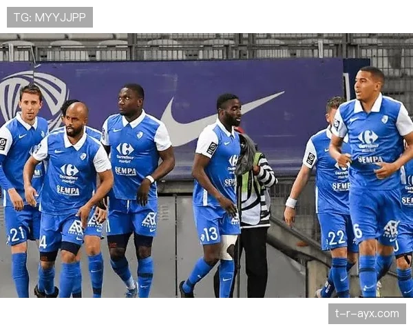 奥地利阿尔卑斯主场迎战强敌，球迷热情高涨，球队状态回暖引关注