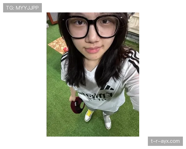 唐佳豪赛场上汗湿球衣，赛后门口名表和司机已就位，这反差太养眼